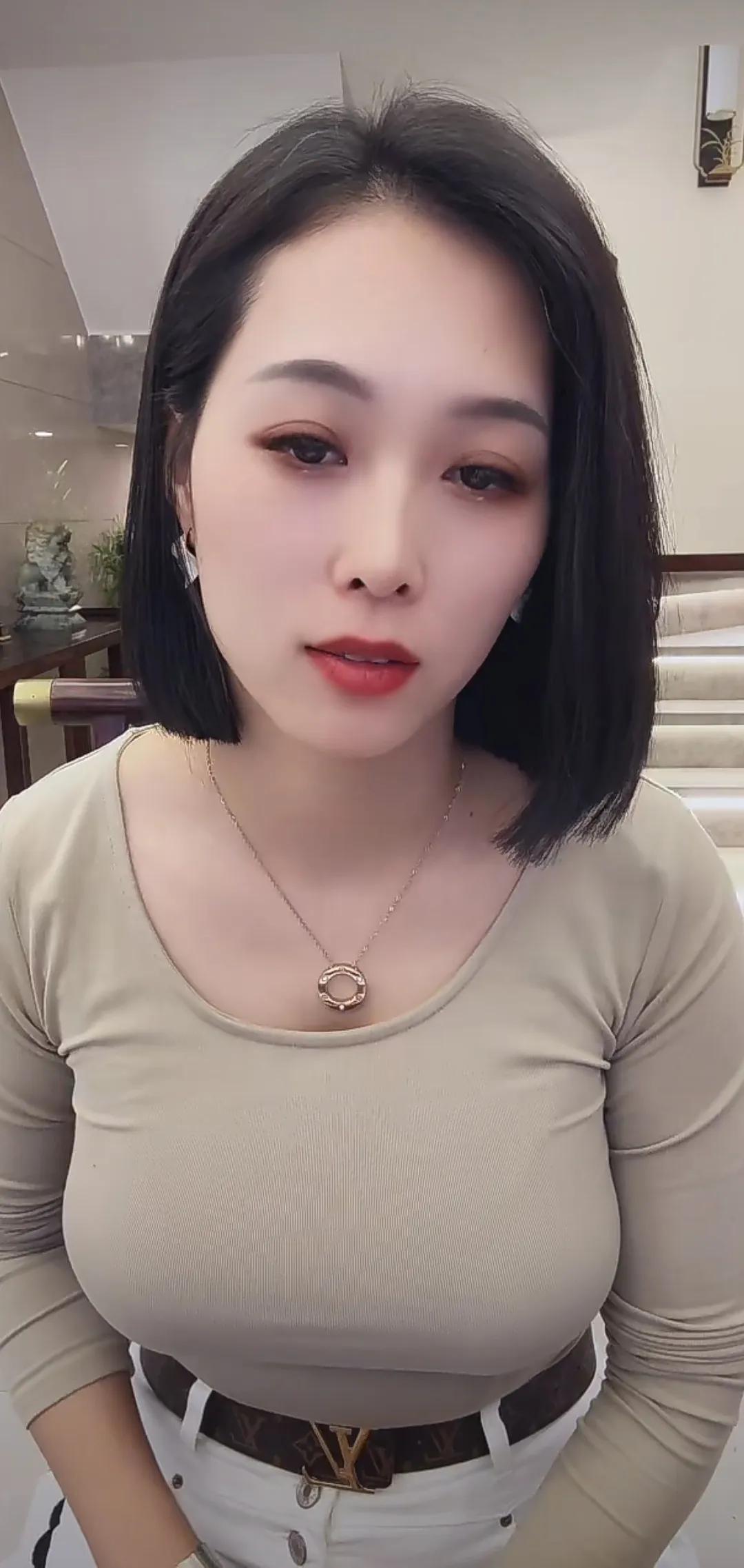 优雅黑裙，甜美笑容，气质非凡！💃🏻🌹