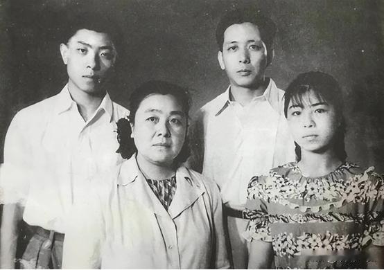 三人同居你敢信吗？1928年，女作家丁玲同时爱上两个男人，她谁都无法放弃，于是便