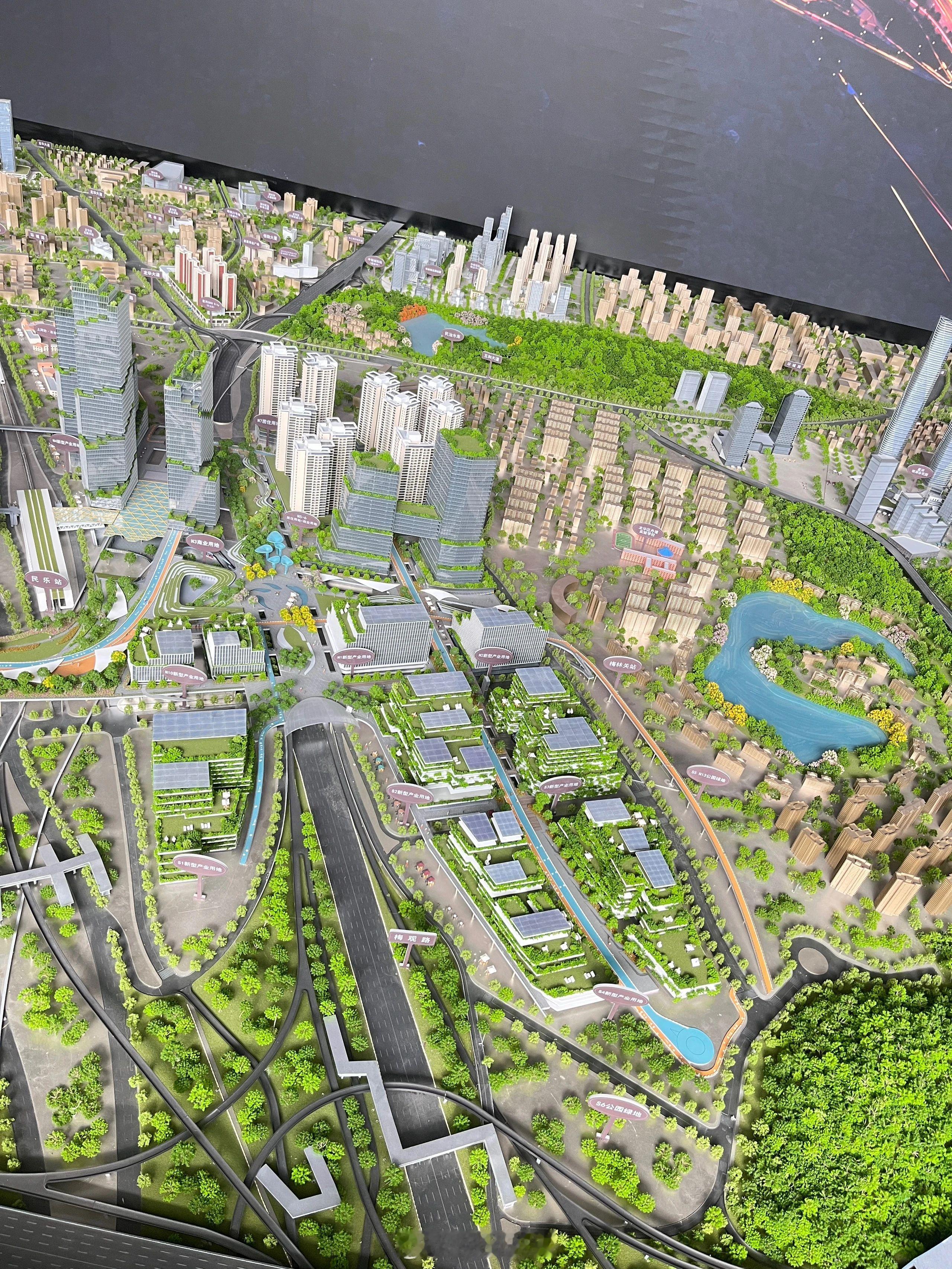 龙华新梅林关，这里开发量将达到180万平方米。 深圳