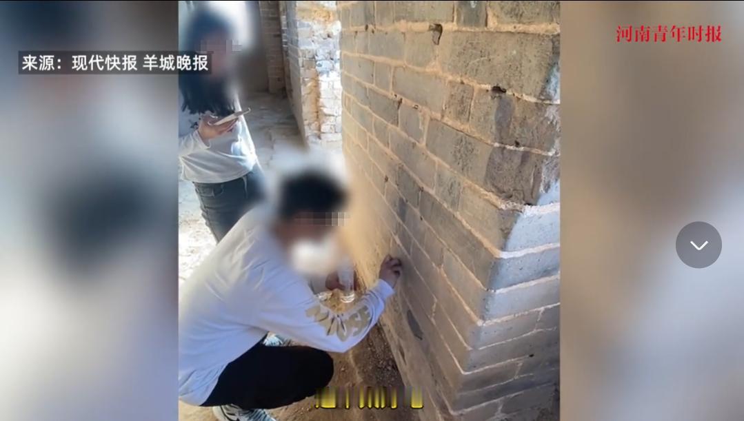“这下后悔了吧！”10月3日，北京，一对小情侣在游玩长城时，竟然用地上的石子在城