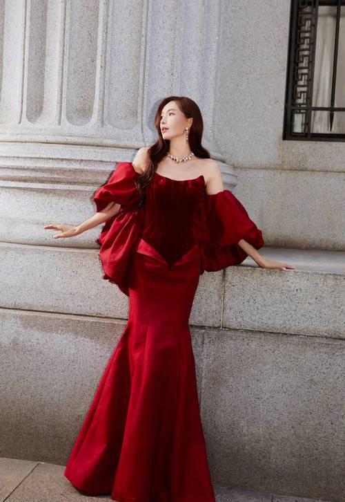 51岁的林志玲近日惊艳亮相活动，一袭定制高定礼服勾勒出窈窕身姿，肌肤紧致透亮，举