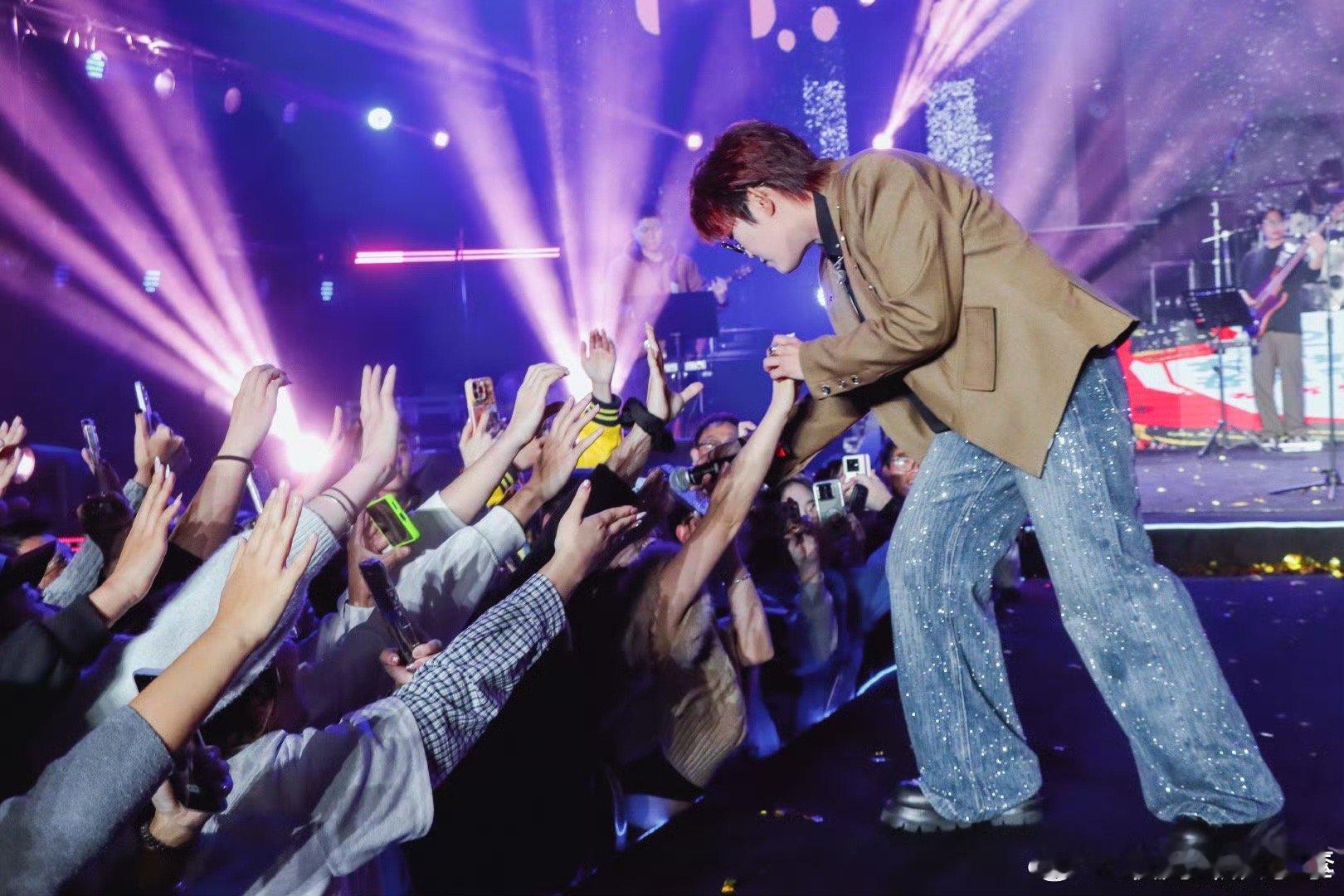 王靖雯开口还是这么没轻没重当落叶轻舞邂逅初雪纷飞，王靖雯的歌声早已住进我们的BG