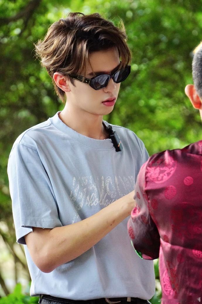 #何浩楠晒簪花图##何浩楠簪花小狗#何浩楠晒的簪花图充满活力，他像簪花小狗般俏皮