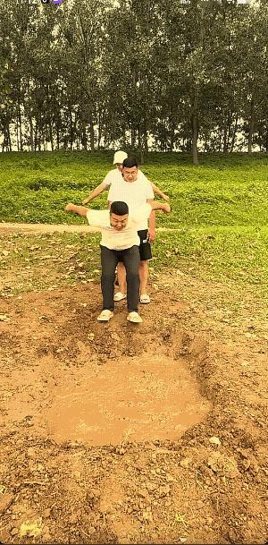 万一泥巴吸到肺部，后果是很严重的。估计他从泥坑爬出来后，若不是摆拍，大概率是要和
