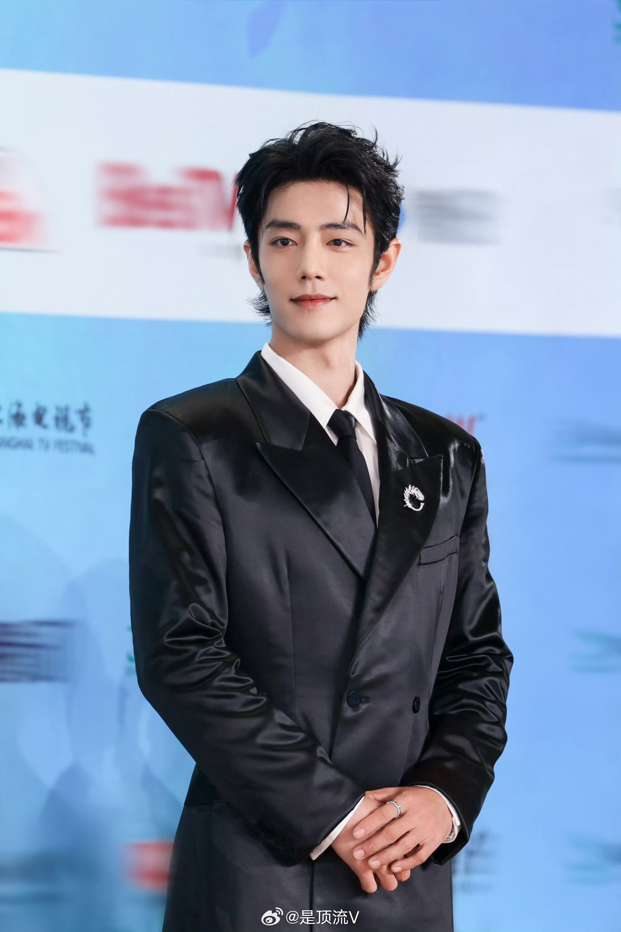 肖战的剧组路透很少很少，比普通剧组管控严多了。而且他也不轻易出来参加活动，所以一
