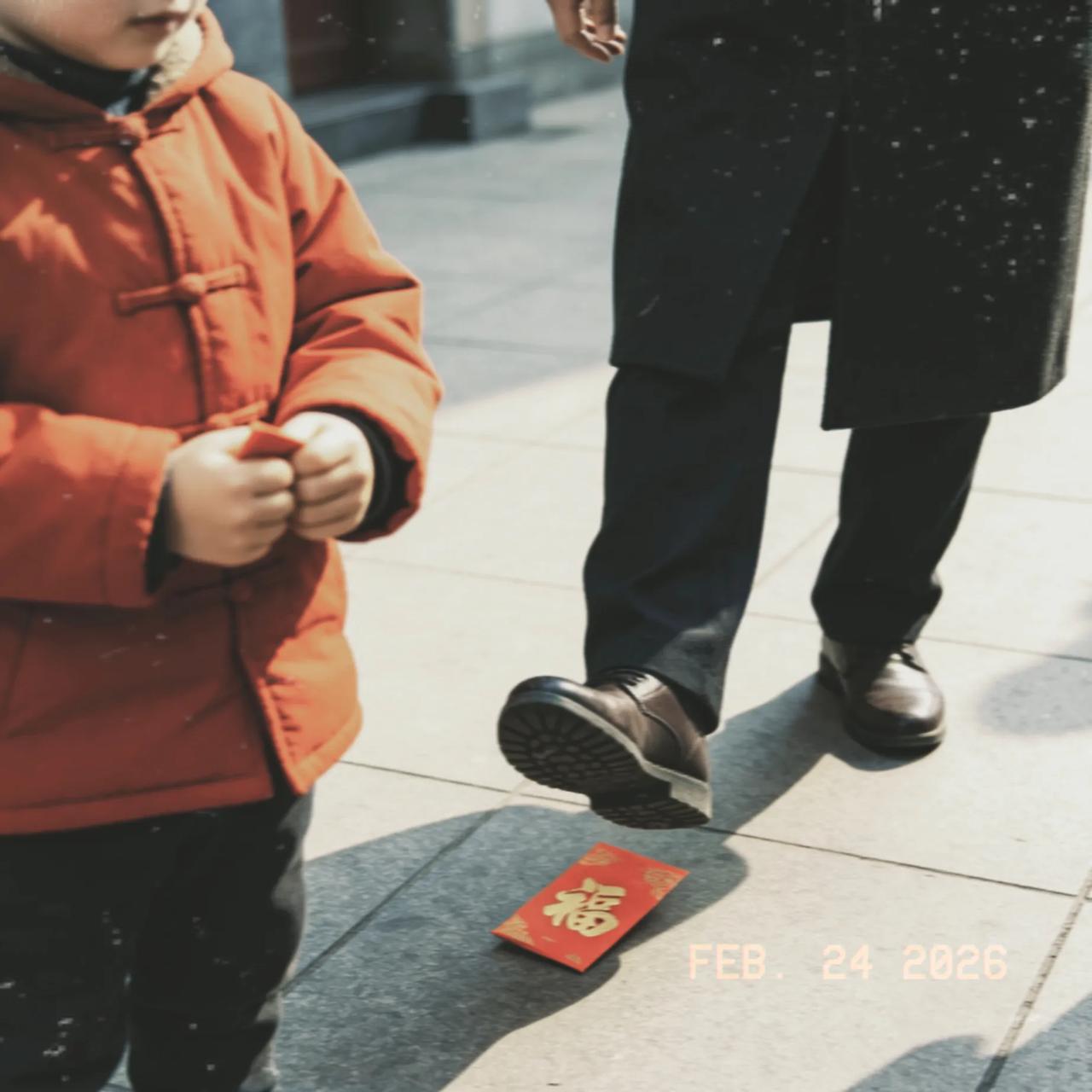 真气人！孩子红包掉地上，被路人踩住直接捡走
 
这事儿看得人心里堵得慌！近日，某