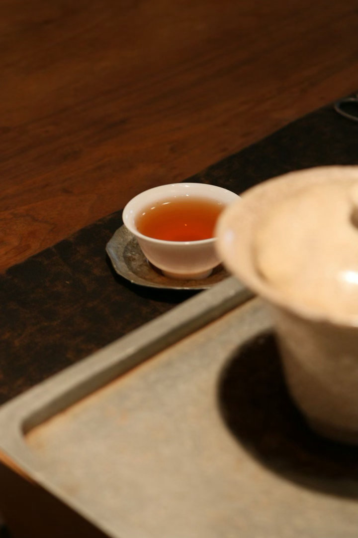 品茶赏器交友  茶的世界是平静的、自然的、深刻的。茶如人生，一杯茶我们会喝的由浓