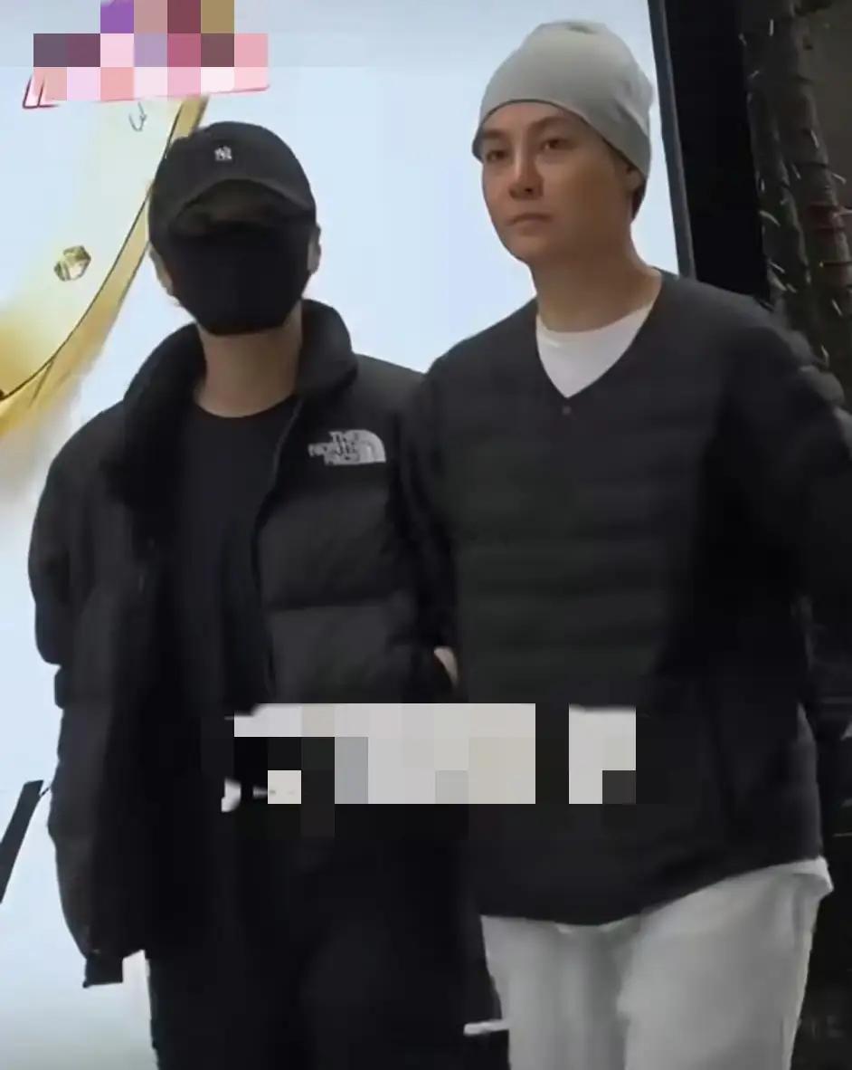 阿娇和皇甫圣华挽手逛街，皇甫圣华男人打扮，长得很像陈冠希 ​​​