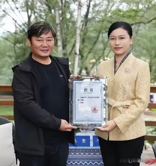 张雪身边这位气质沉稳的美女可不是一般人，她1972年8月生，是怀化市委书记，广西