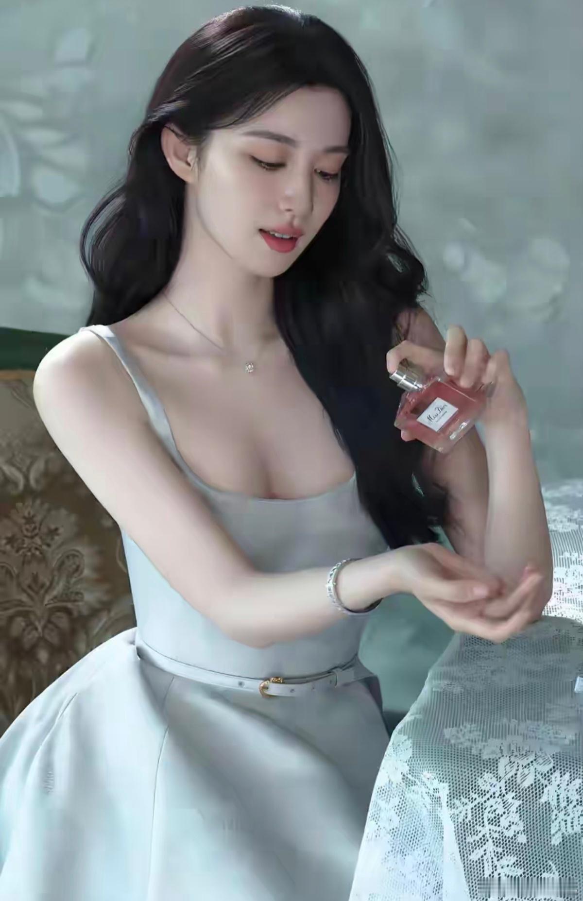 王楚然：皮衣超酷，彰显美好身材！ ​​​