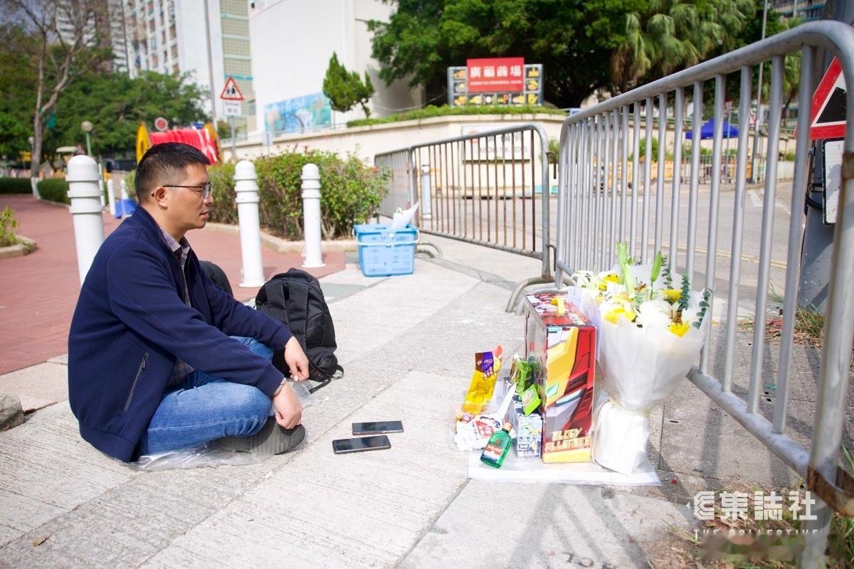 香港大火，内地男火场外遥祭17年未见面儿子港媒报道，周一（22日）早上，一位穿黑