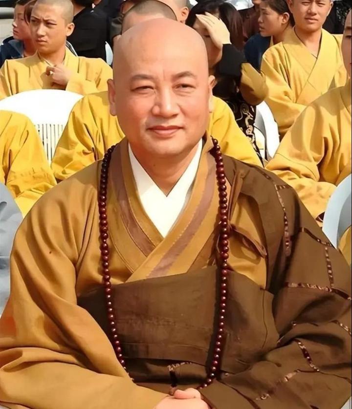 迟重瑞现身寺庙，根本不是出家，别瞎传了！
 
最近迟重瑞被拍到在寺庙里诵经，网上