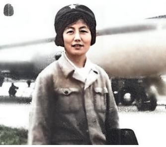 1982年，一女飞行员驾驶运输机从张家口机场起飞，当飞机爬到700米高空时，一架