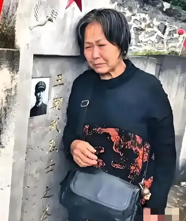 2004年，麻栗坡烈士陵园这一幕，让14亿国人泪目！一位头发斑白母亲贴着墓碑哭到