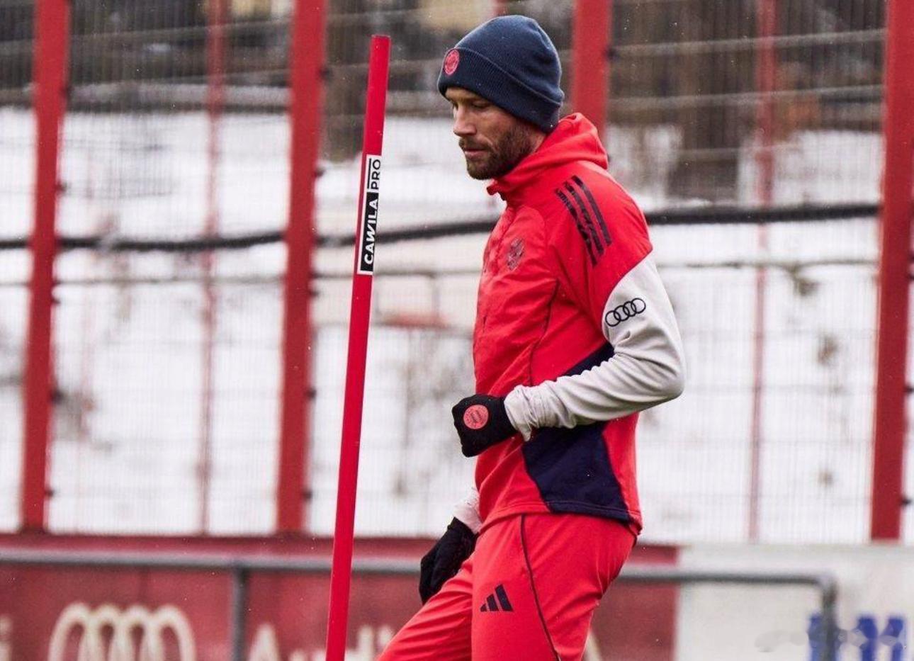 1月29日讯 拜仁慕尼黑官方更新队内人员伤病情况，球队中后场多面手莱默已于今日恢