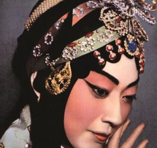 1961年夏天，北京的梅兰芳突然胸痛倒下，送医抢救后还是走了，享年67岁。
梅兰