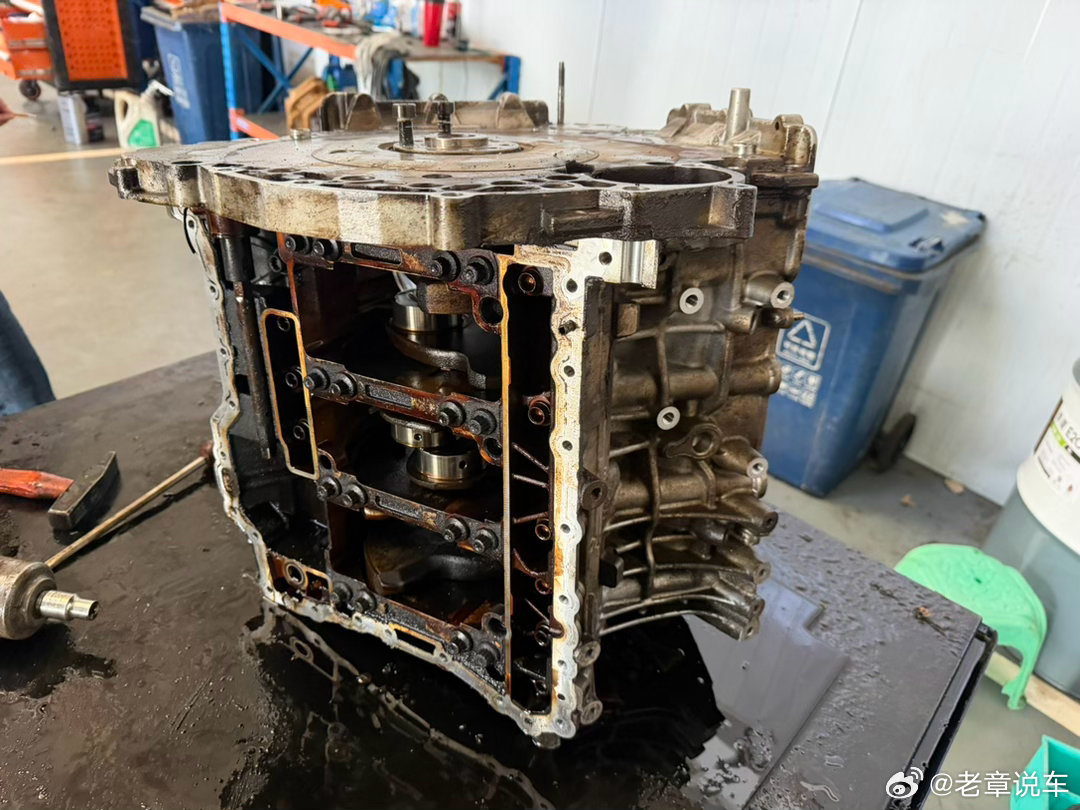 最近过来整备的都是一些老轱辘棒子。09 年的奥迪 A6，拉缸了。像这种就是长期保