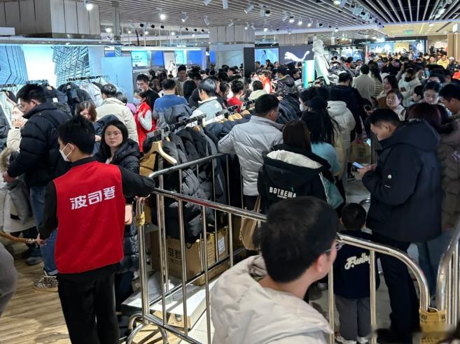中产疯抢300元羽绒服，这是一个不容忽视的强烈信号！最近发生了一件“怪事”，有钱