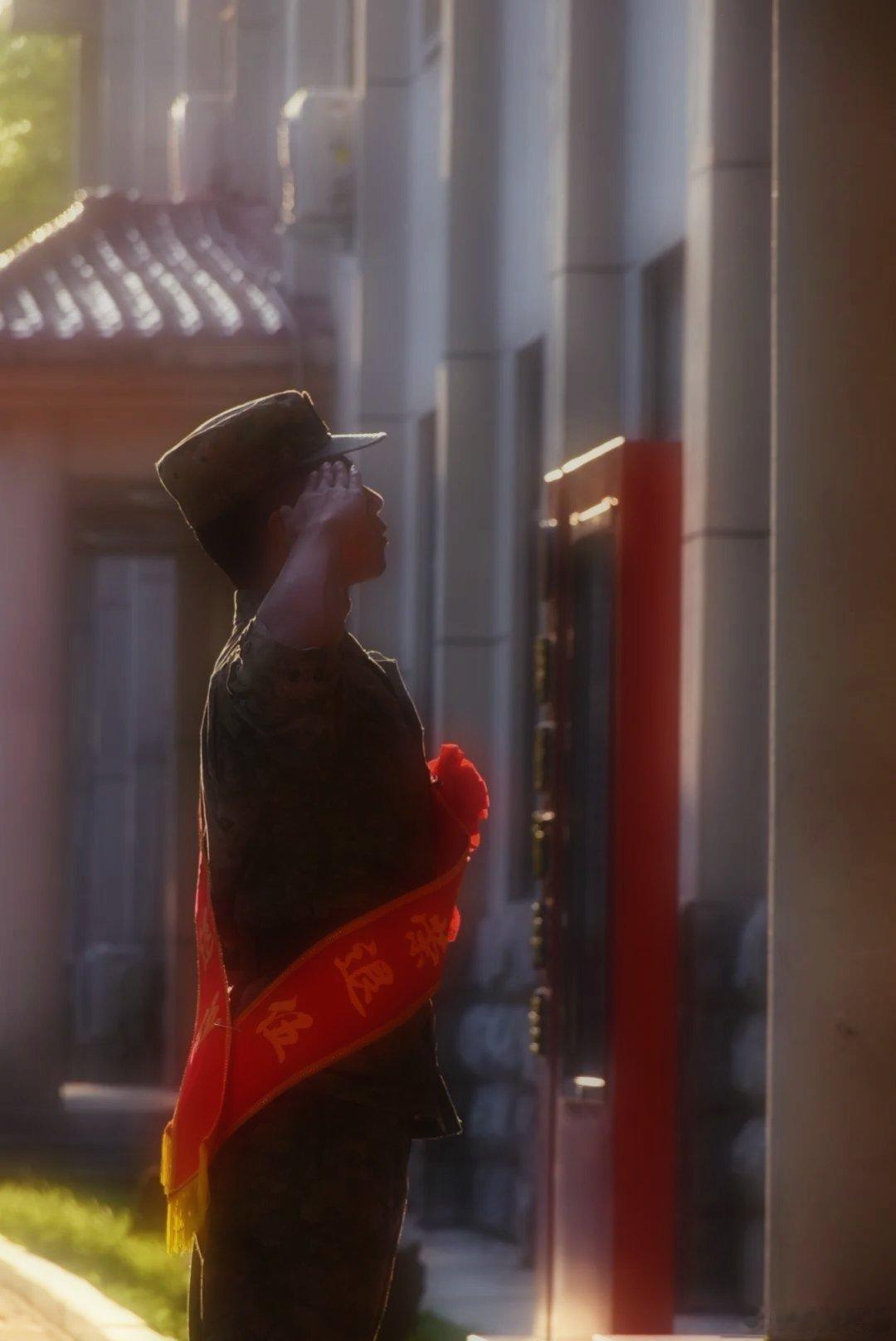 #铸剑中原[超话]##退伍季##致敬中国军人# 秋风起，离意浓，声声驼铃起，长风