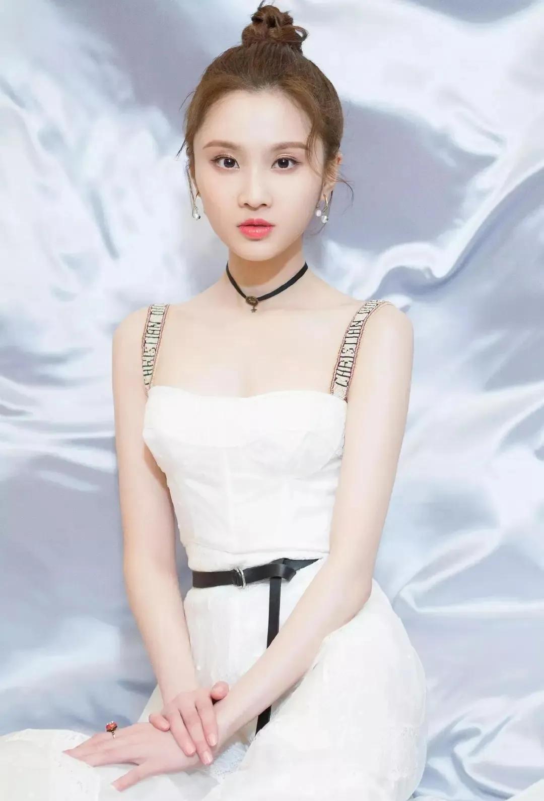 难怪叫“小豹雯”，头脸还真像豹子的头型。这姑娘真真的衬得上“皮相骨相”兼具一词！