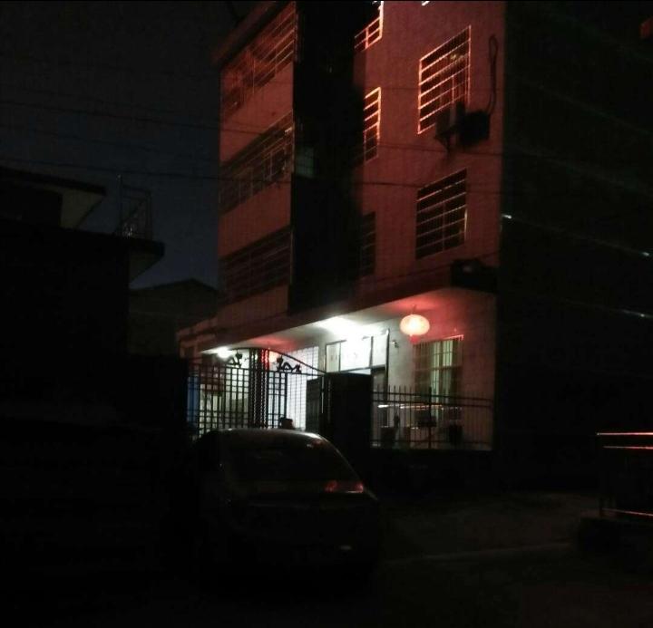 千里归家  总是半夜才归
万物寂静之时
院子大铁门打开
防盗门打开
电总开关打开