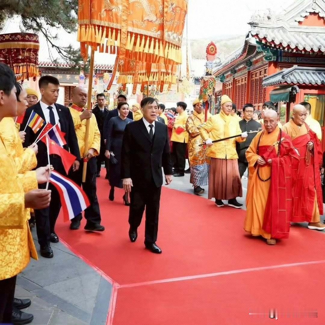 泰王与王后参观了北京西山八大处的灵光寺，夫妇二人向舍利像与释迦牟尼佛、弥勒佛三尊