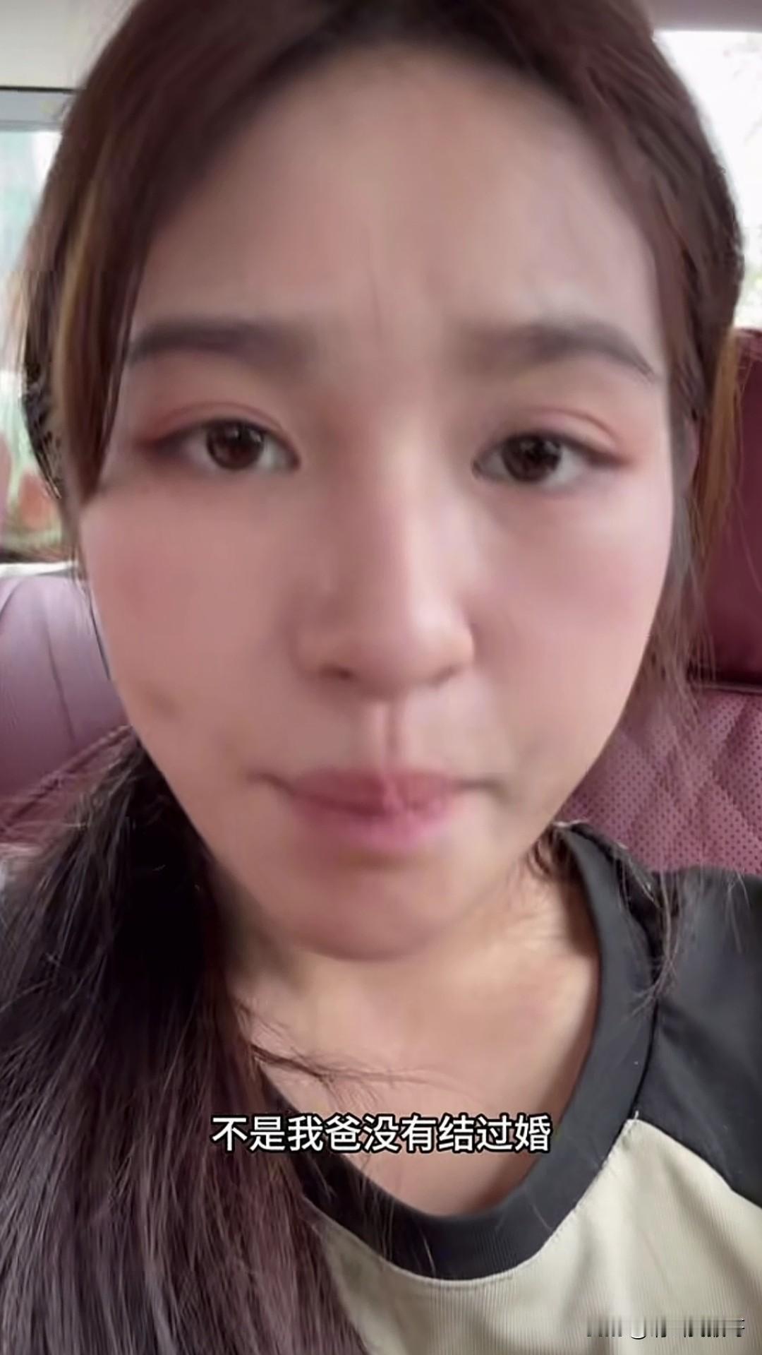 近日刷到阿梓介绍自己家庭情况的一个视频，原来他爸爸和她妈妈是未婚同居，没有领证就