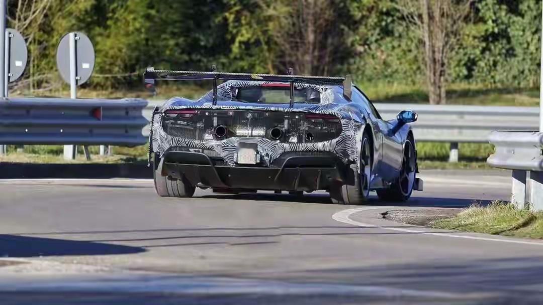 近日，有爆料法拉利在路试一台伪装车，看着就像从赛道直接开下来的，大概率就是传说中