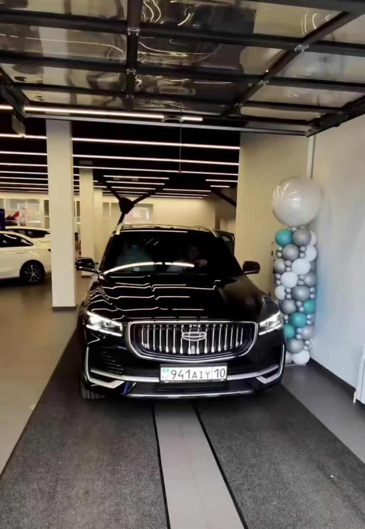 在哈萨克斯坦的	吉利星越L，黑色大气，一点不熟沃尔沃和宝马。
在哈萨克斯坦，星越