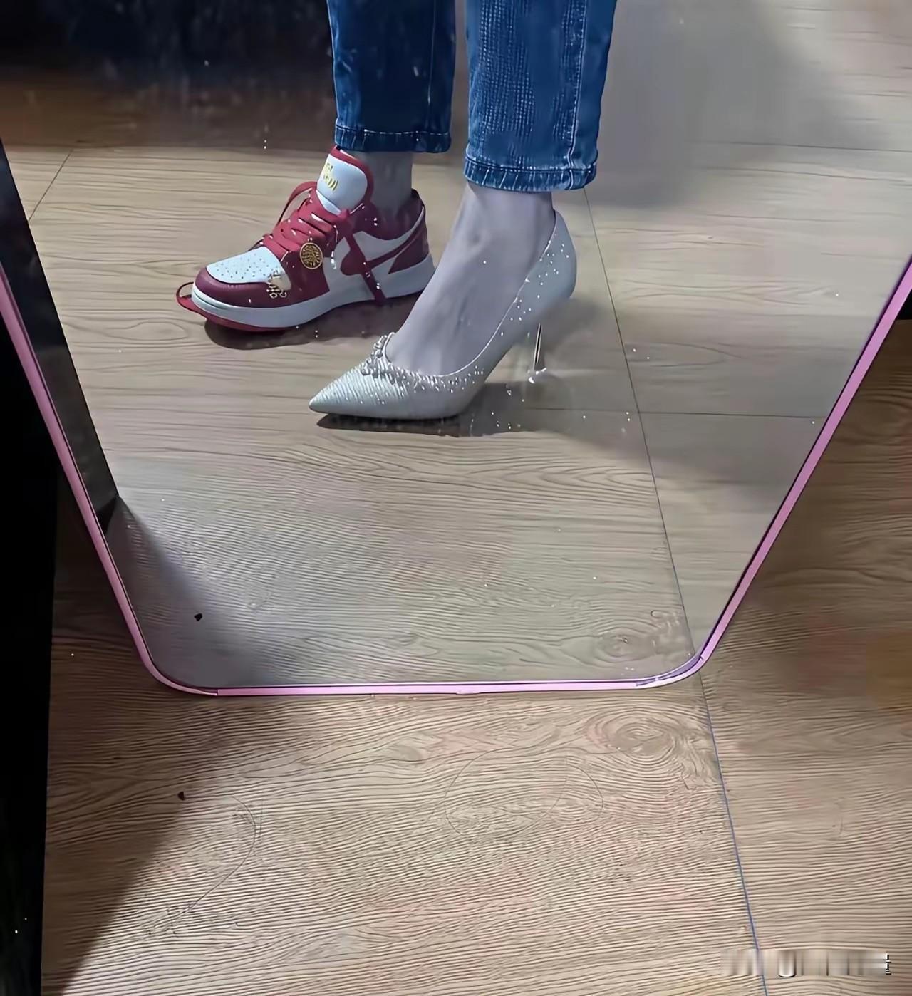 板鞋走不出高跟的性感，高跟走不出板鞋的舒适