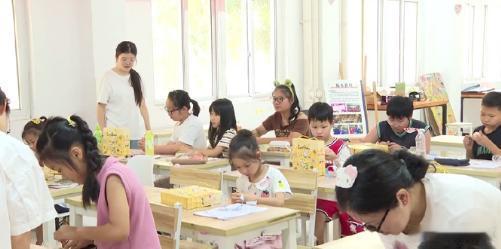 临海企业连续十年开办职工子女爱心暑托班企业坚持十年开办暑托班，课程丰富还有文具礼