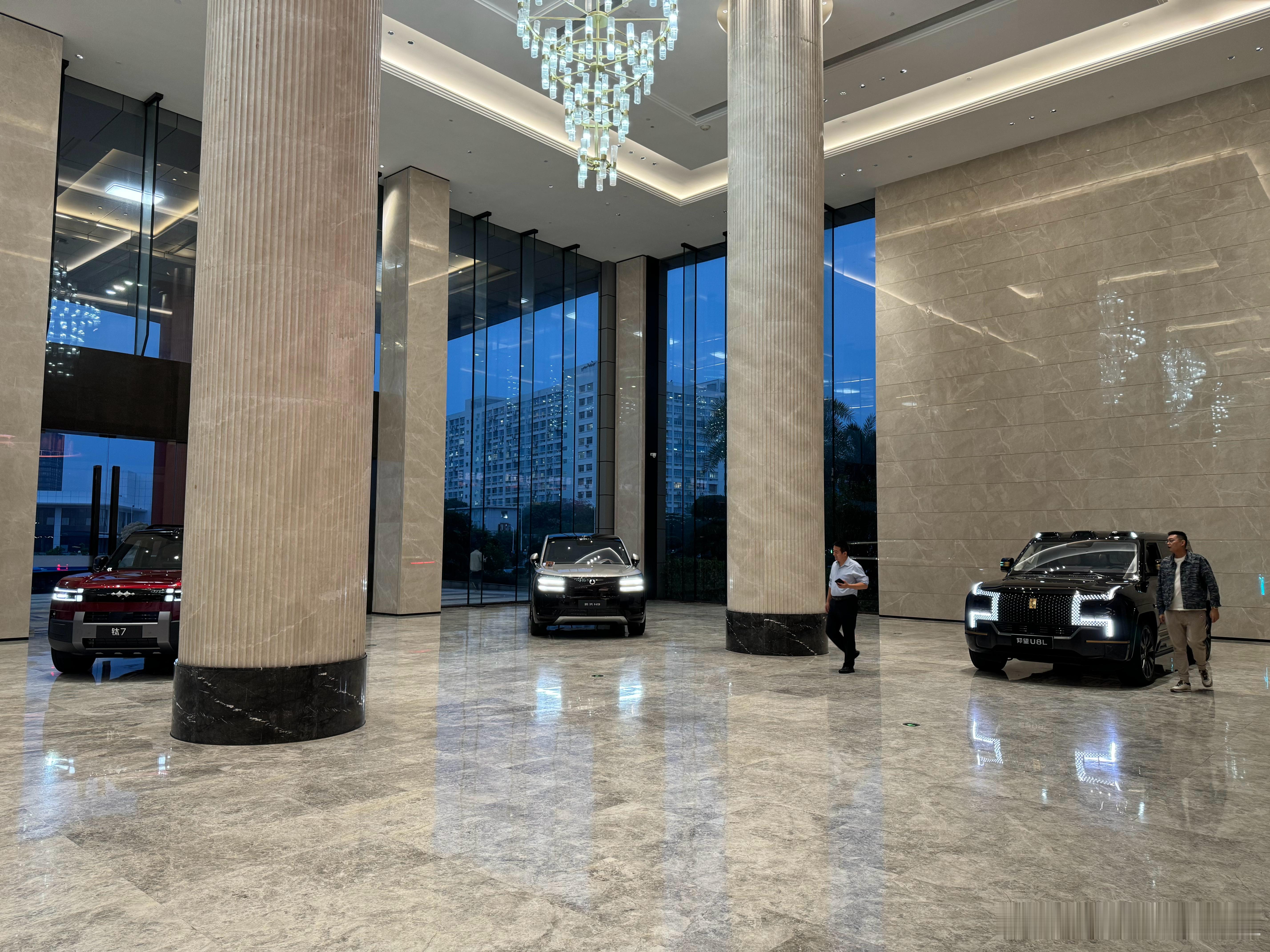 大六座SUV 市场有多卷，来比亚迪六角大楼的礼宾楼就知道了。摆放的是仰望 U8L