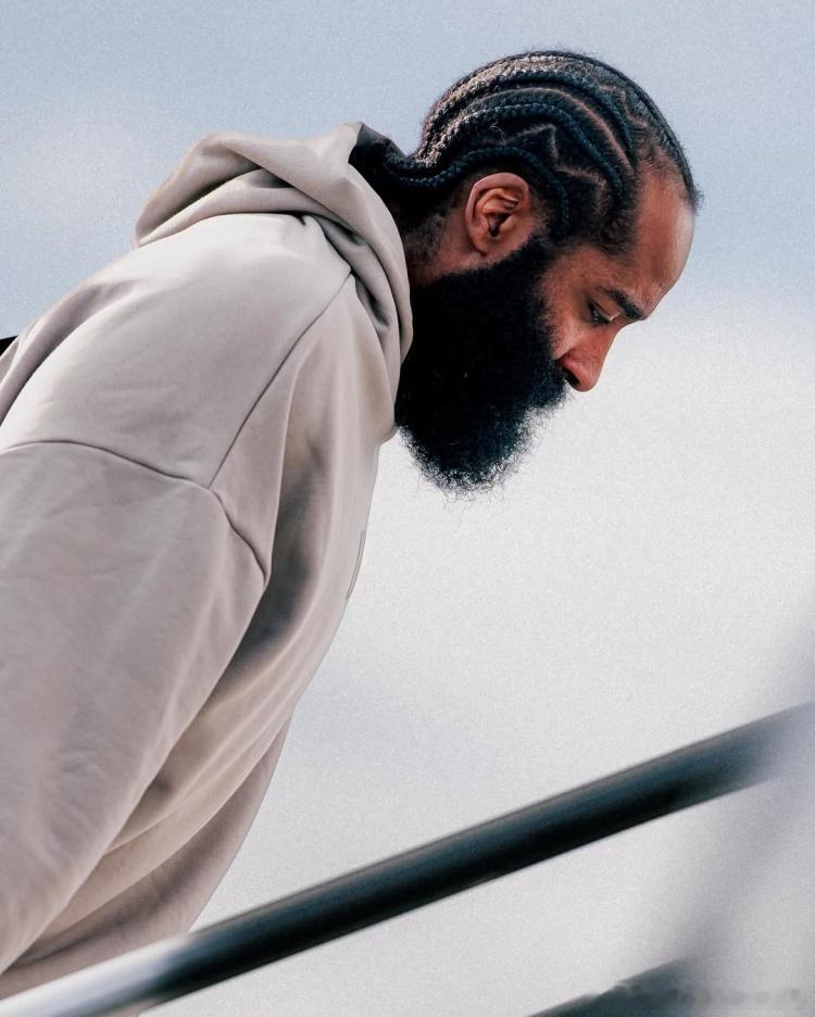 快船众将登机照，妥妥的型男团出行！