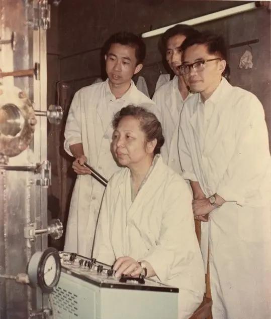 1957年，美国海关扣留了一个中国女人。他们搜查行李后，抢走了她的全部积蓄680