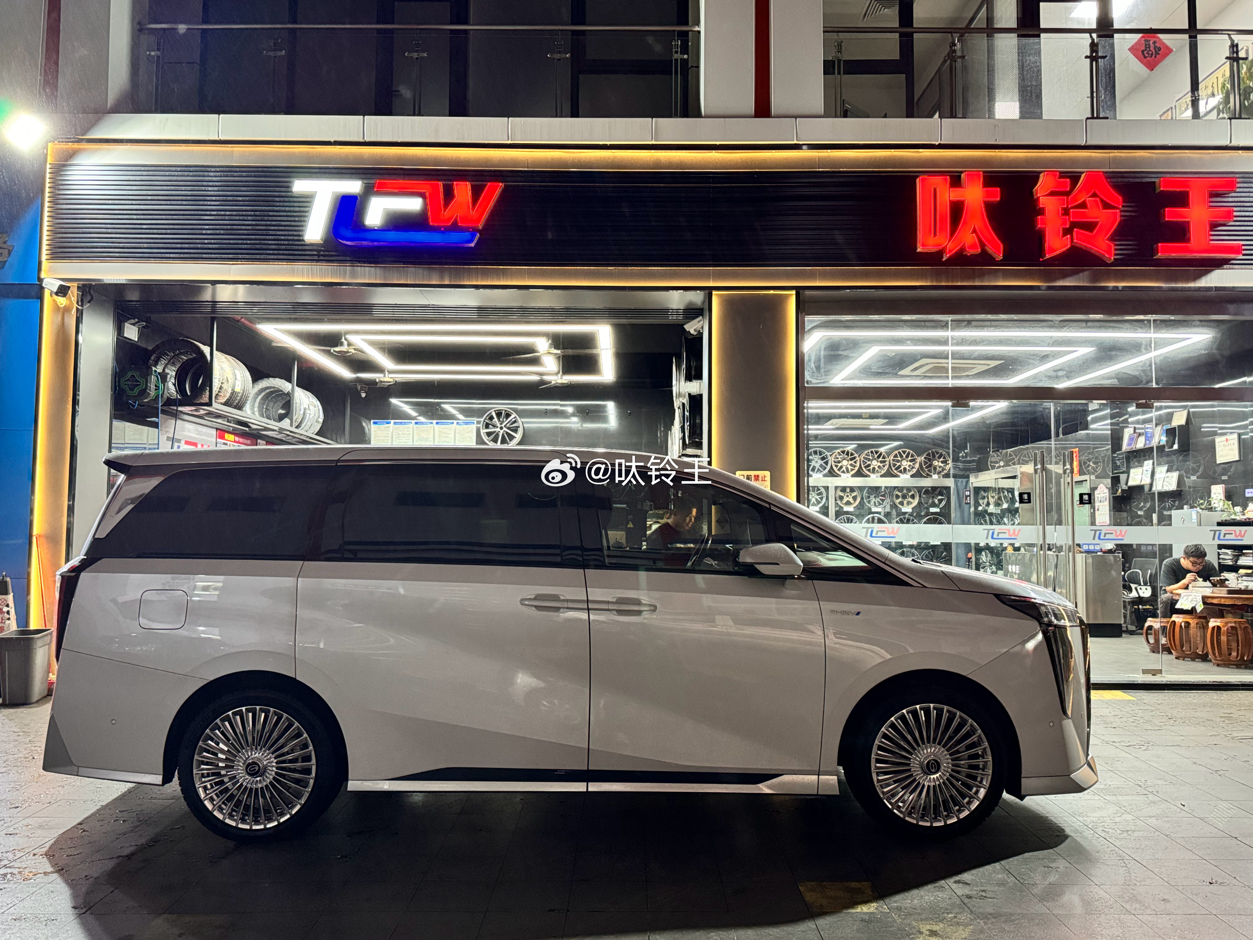 传祺E9 完工案例[作揖]可以跟单TLFW FORGED 定制20寸米其林竟驰P