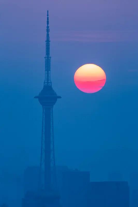 看到“月落西山大地暗”这个上联，一下子就来了兴致。我觉得“日出东海满天明”是绝佳