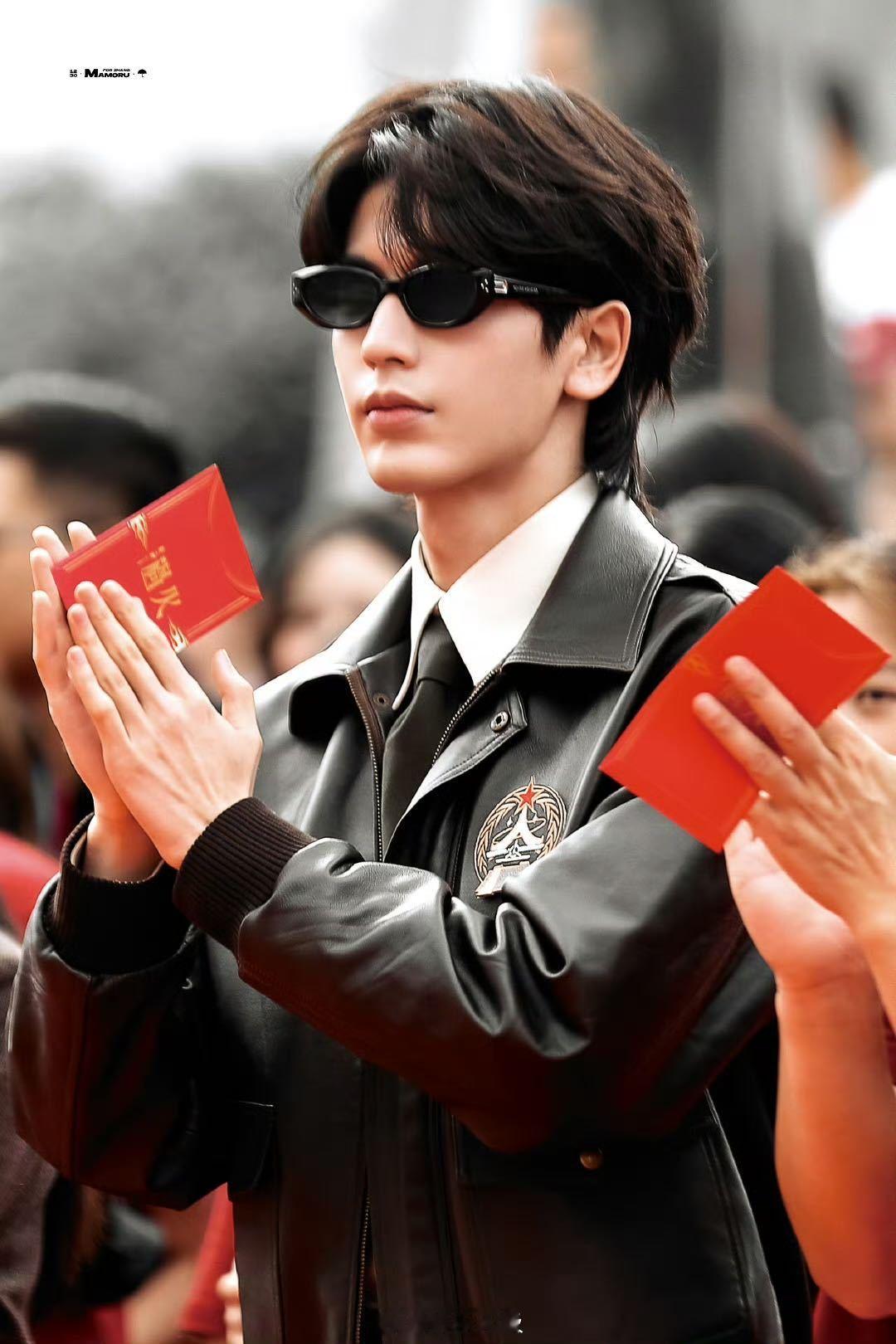 张凌赫上香神图再现张凌赫新剧《这一秒过火》开机，上香环节太绝了，直接封神。上次开