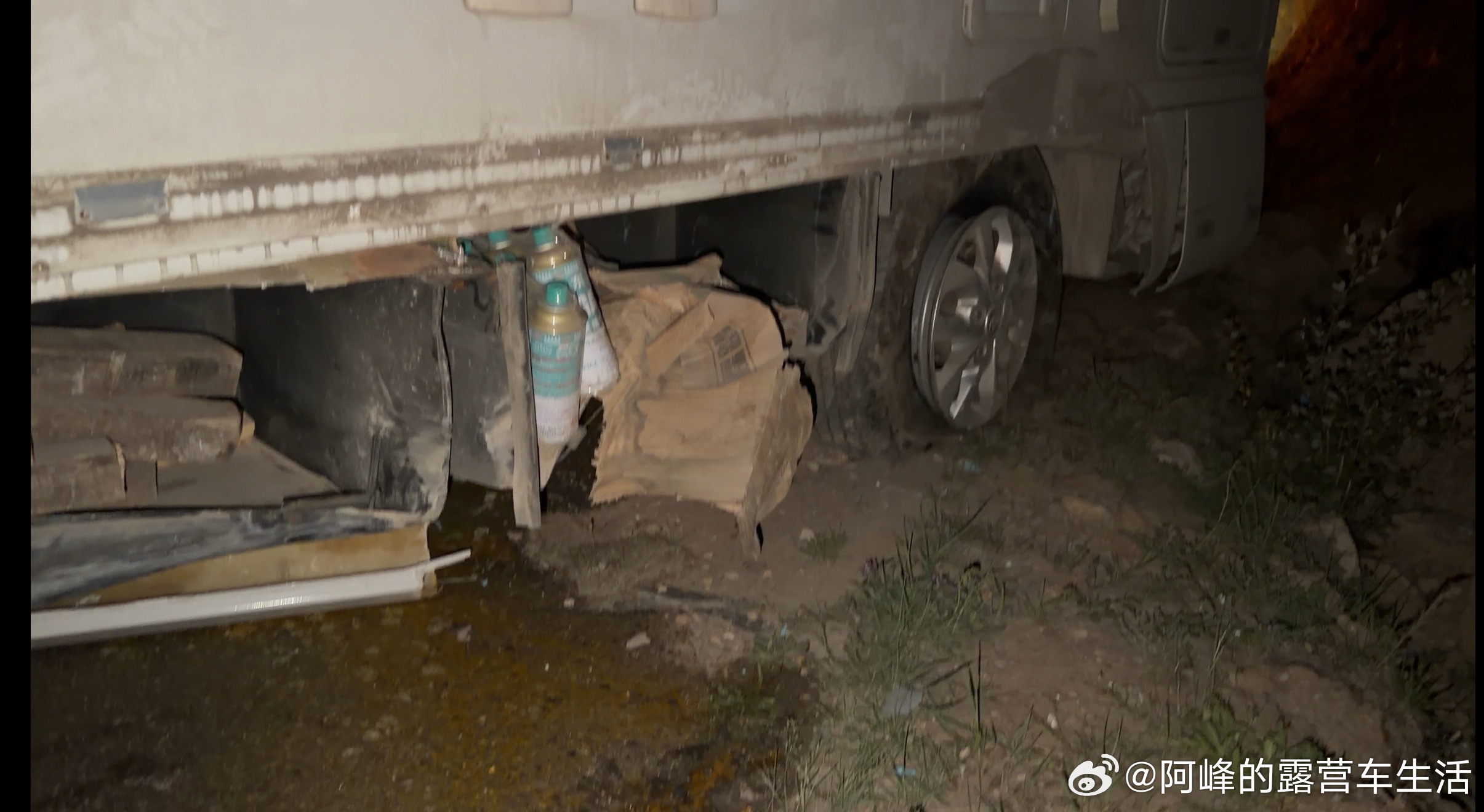这台房车直接报废，大家出来玩一定要注意行车安全我报警让过来设置路障了，不然我和后
