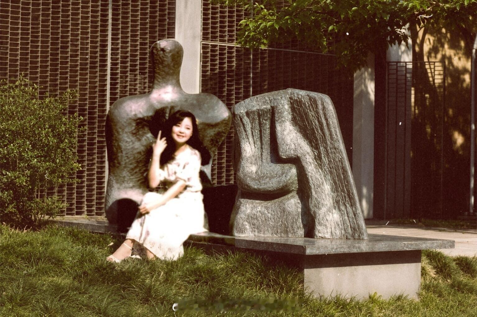 1979年4月，美国加州大学，墨菲雕塑花园前留影。（小红书）邓丽君邓丽君加州大学