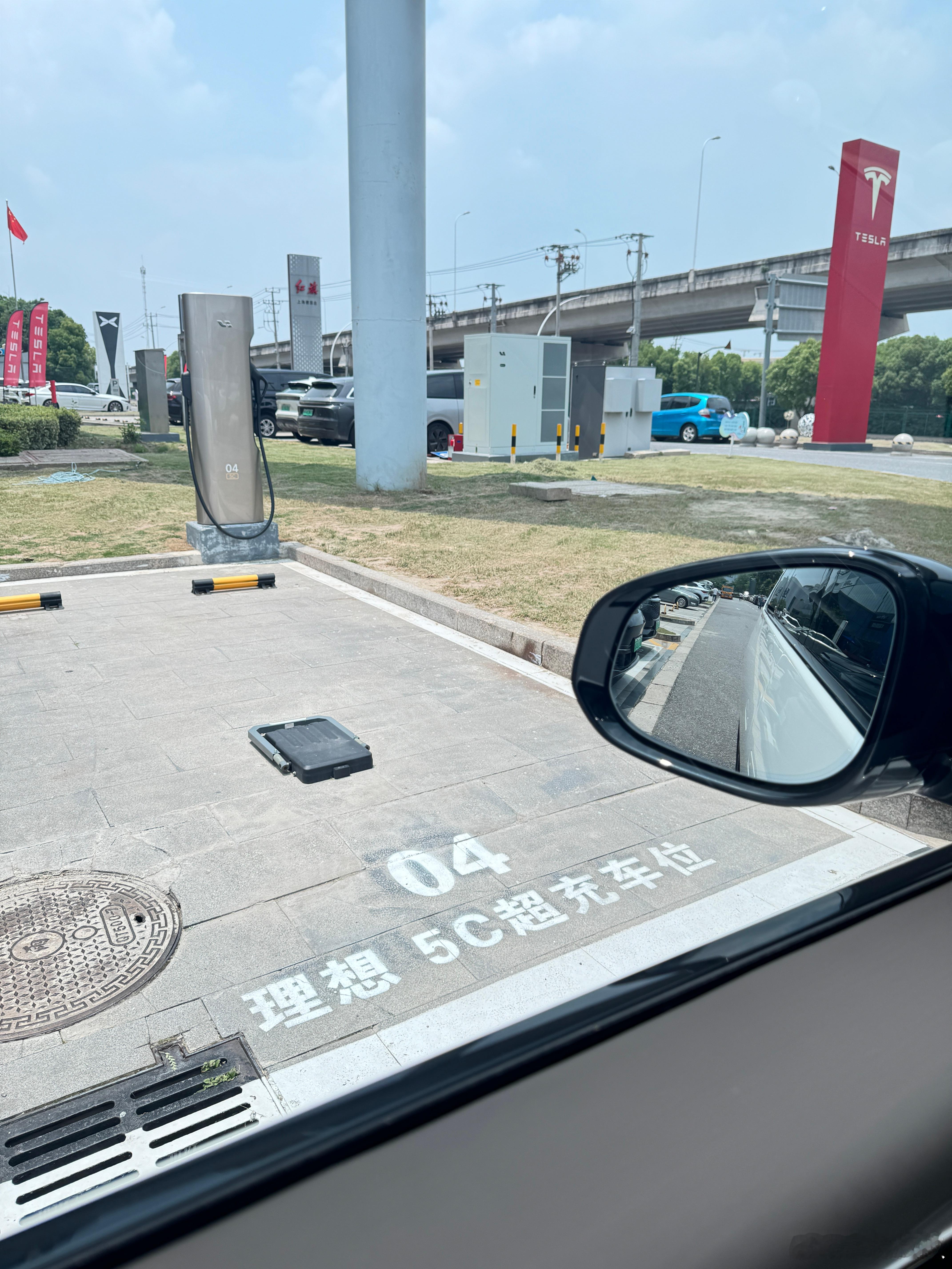 来体验下家附近的5C桩，开车过来10分钟。比上次来，多了地锁，所以没啥占位了，不