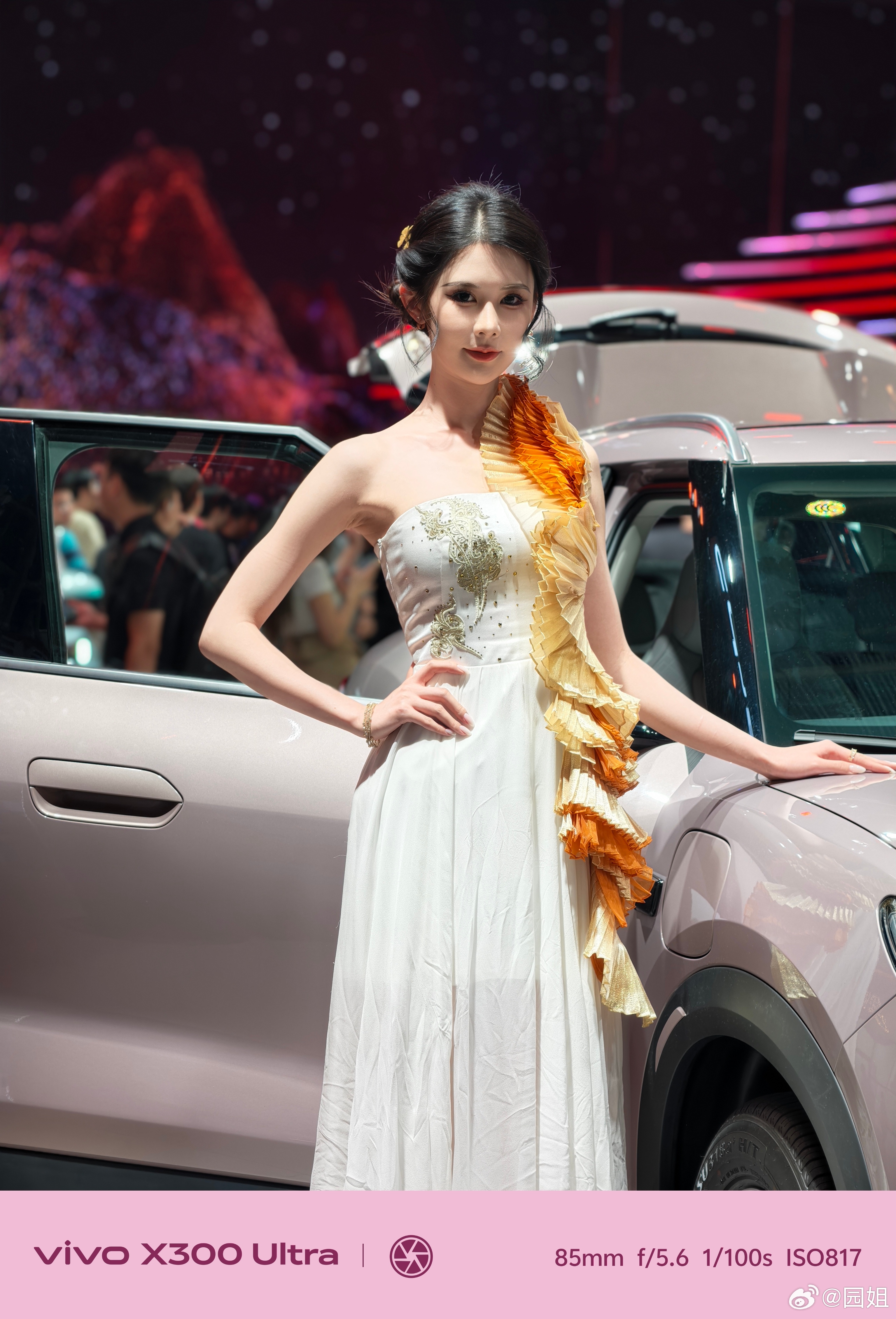 来，再忙也要帮你们拍美女，这些美女模特都是比亚迪展台的，所以说逛车展你们知道去哪