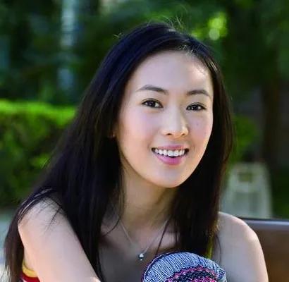 童瑶是一位备受瞩目的演员，她凭借出色的演技和坚定的毅力在演艺事业中取得了非凡的成