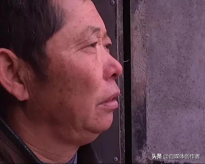 离婚多年竟成前婆婆墓碑儿媳，女子怒诉前夫！墓碑刻名的法律边界你必须懂
 
清明将