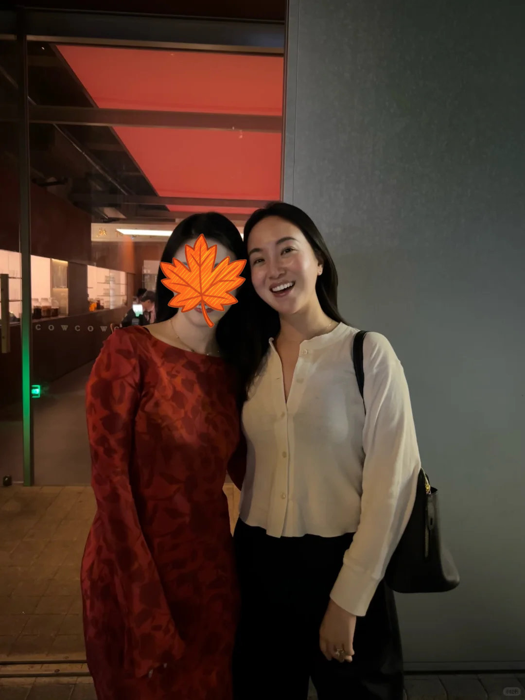 酒吧偶遇杨祐宁和老婆 网友酒吧偶遇杨祐宁和他老婆阿梅，还热情合影，好好哦！ 
