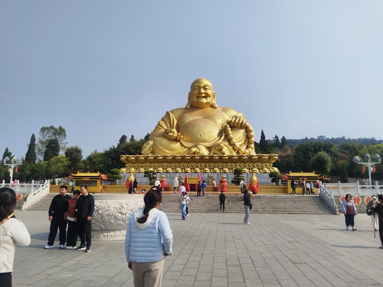 云南省弥勒锦平山大佛是全国最大的弥勒佛