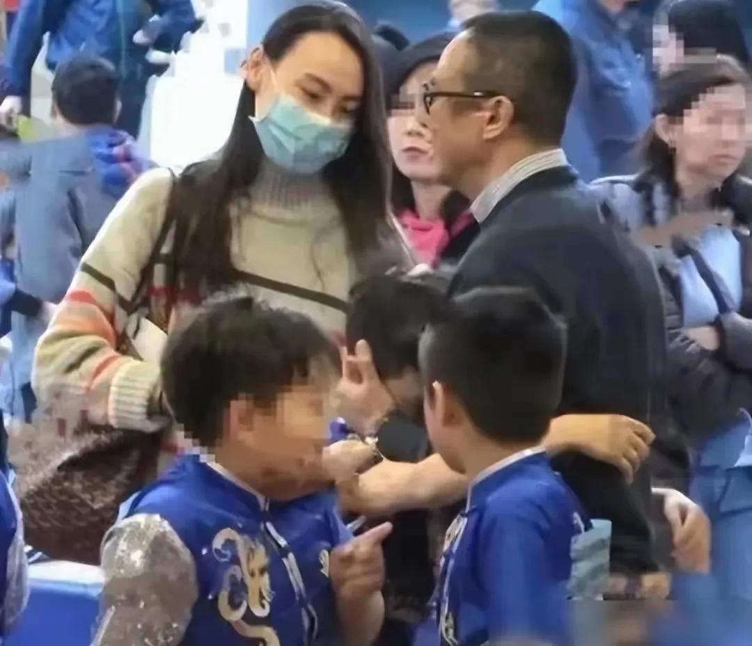 37岁的梁洛施近日被拍到与大8岁的导演男友马浴柯甜蜜觅食，两人手牵手，状态宛如老