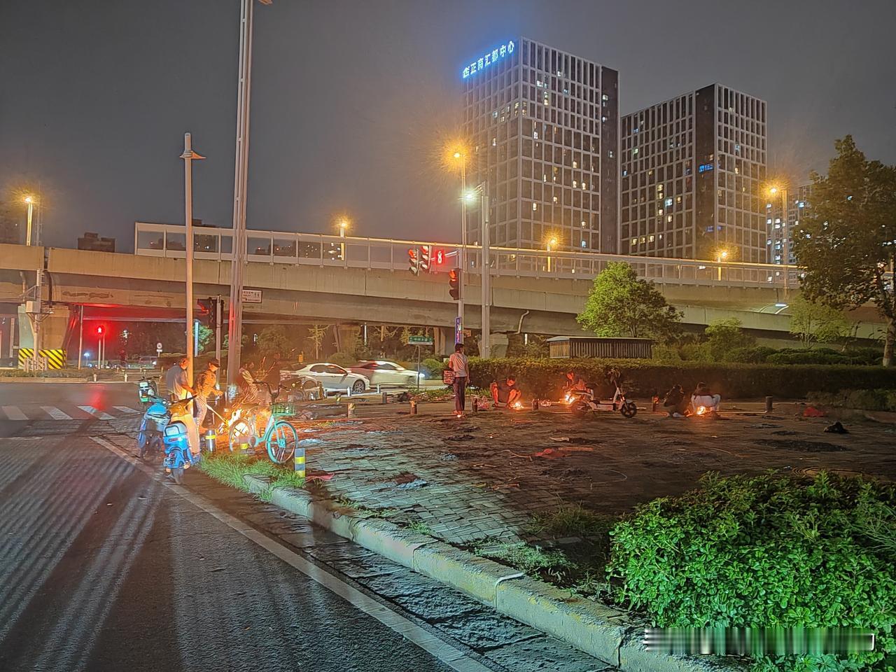 今天是中元节，孩子问我：“这些人为何在路边画了那么多圈圈，然后还在哪里烧纸钱，念