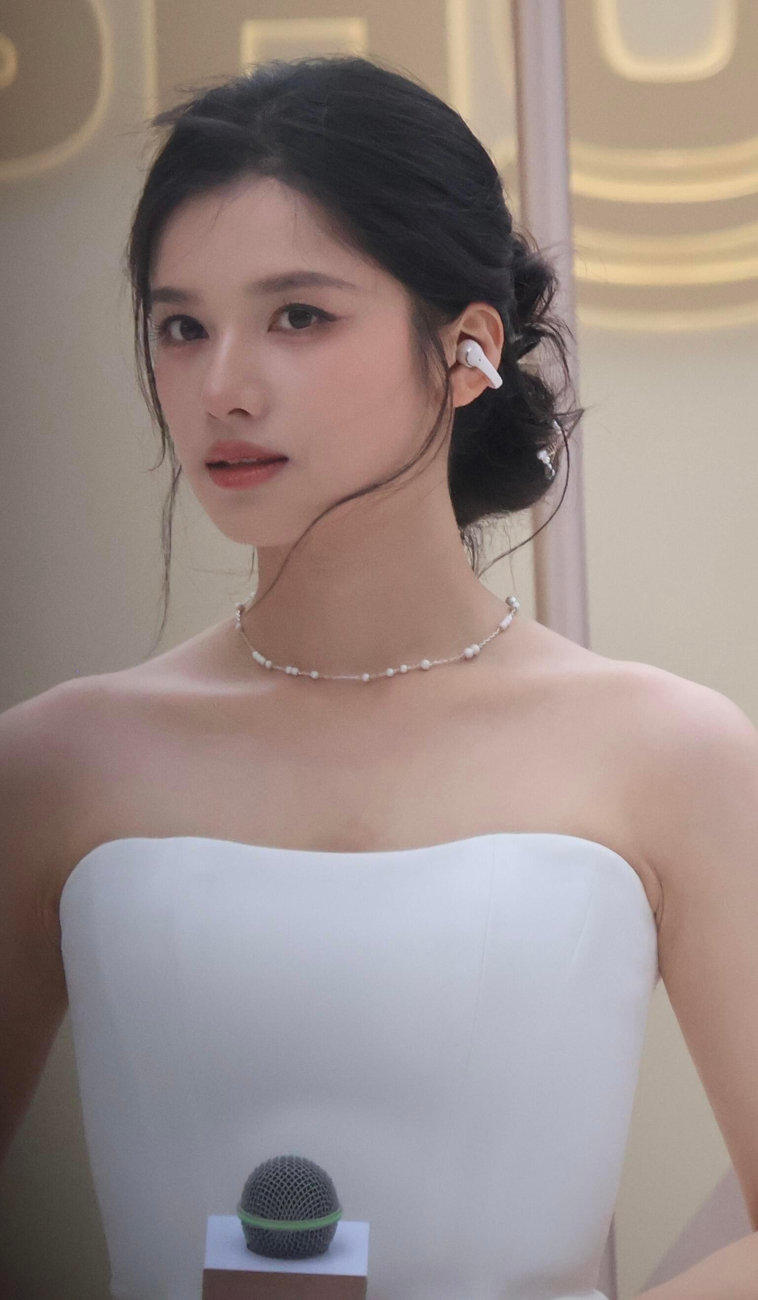 张婧仪把耳机戴成了艺术品 