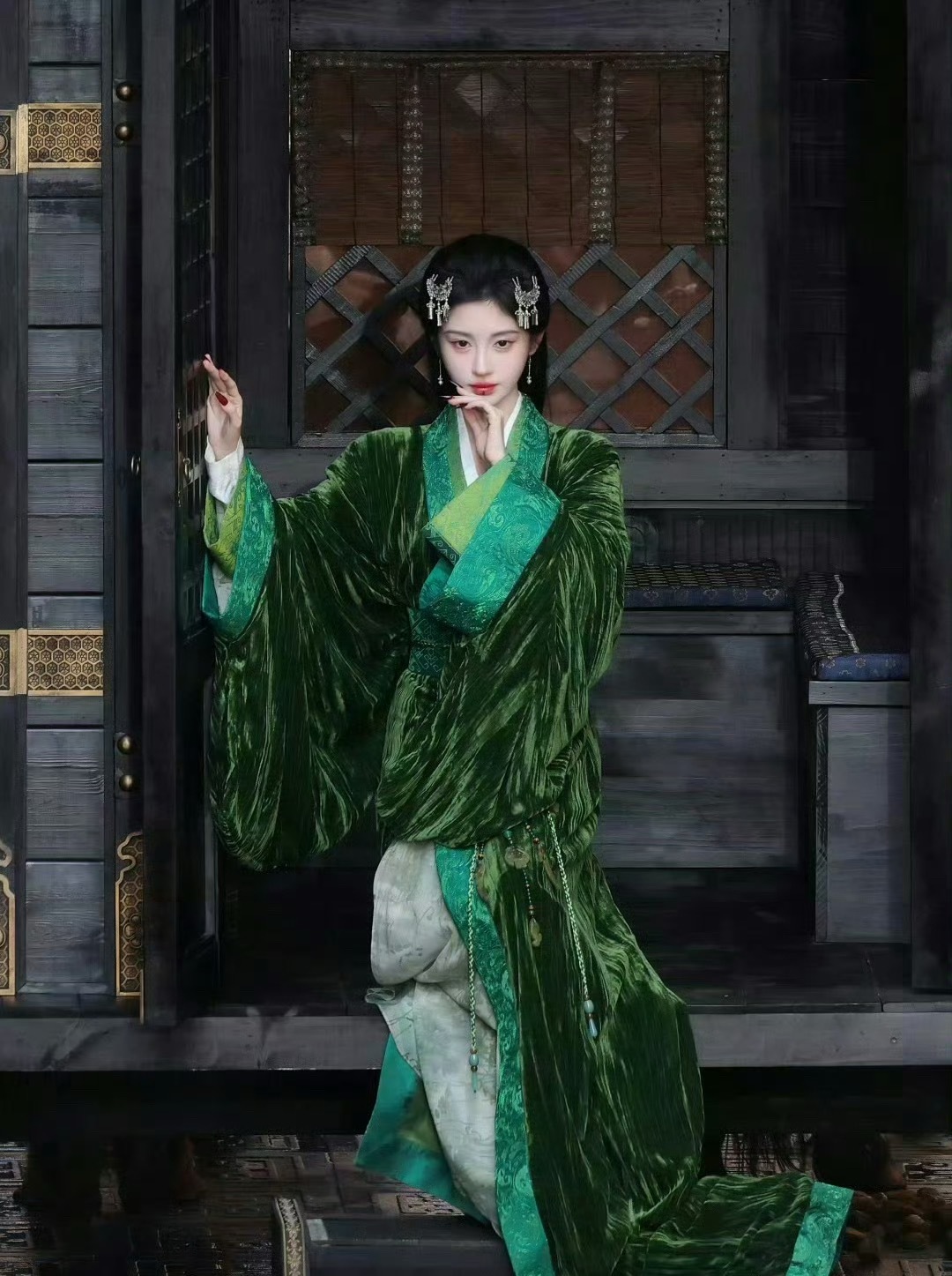 你敢信这是一部剧，妆造整的风格迥异 ​​​