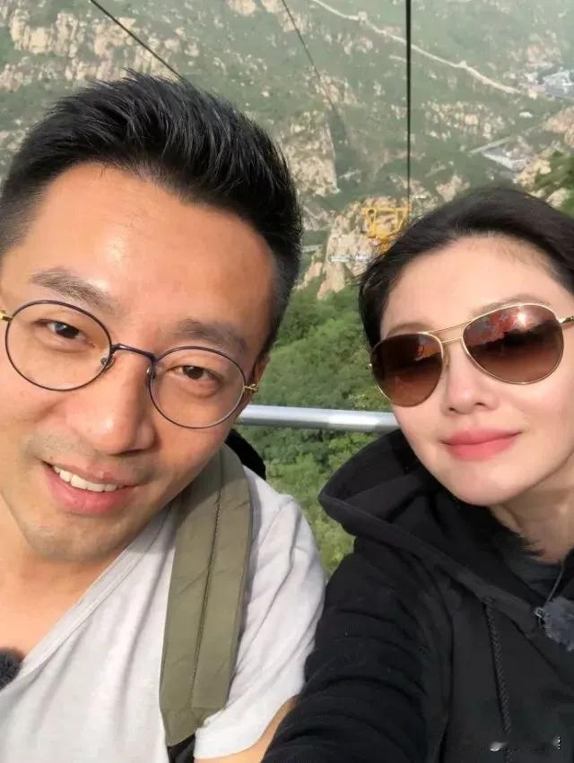 爱与不爱
不是用嘴说

眼神骗不了人

跟前妻在一起
他眼里有光

跟现任在一起